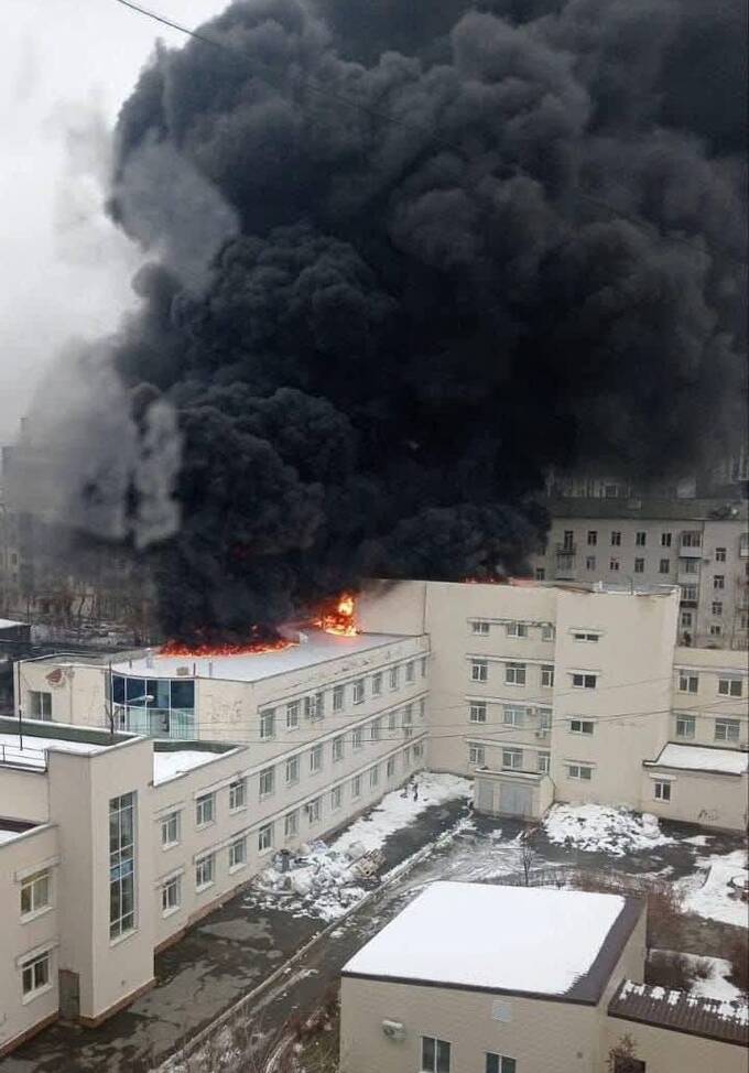 В Екатеринбурге люди эвакуируются из горящей больницы