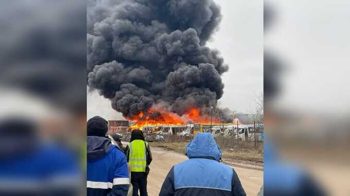 Под Люберцами горят маршрутки в промзоне