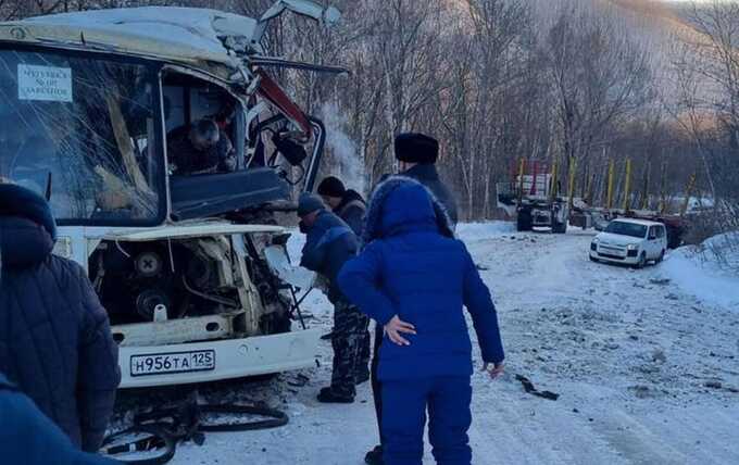 Междугородний автобус столкнулся с лесовозом в Приморье