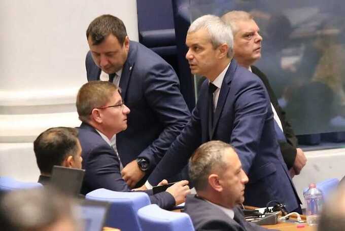 В Болгарии депутаты пророссийской партии заблокировали трибуну парламента из-за отказа от национальной валюты