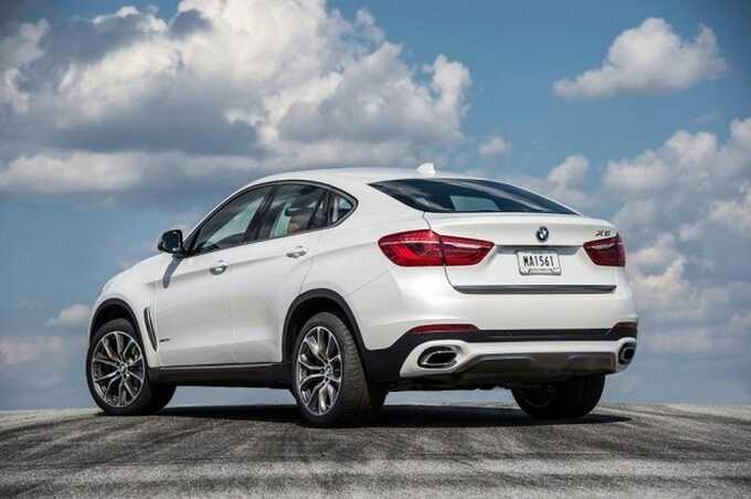 Под припаркованным BMW X6 в Москве обнаружили подозрительный предмет