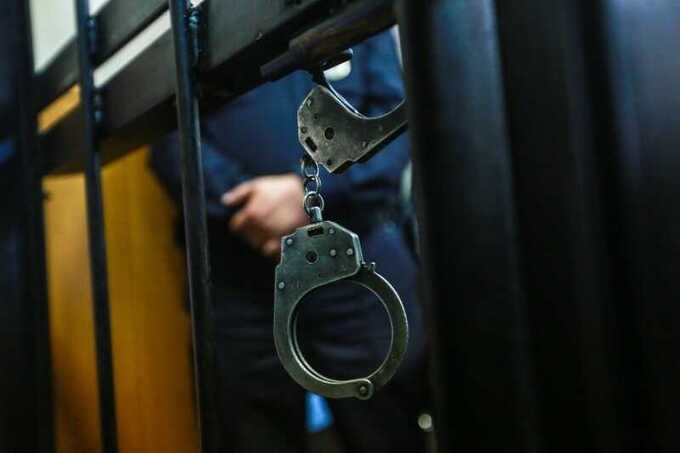 В бакинском суде показали избитых россиян в клетке перед журналистами