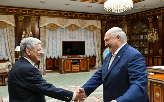 «Водка с Лукашенко»: юрист Трампа рассказал, как неформальные переговоры помогли освободить 14 заключённых в Беларуси